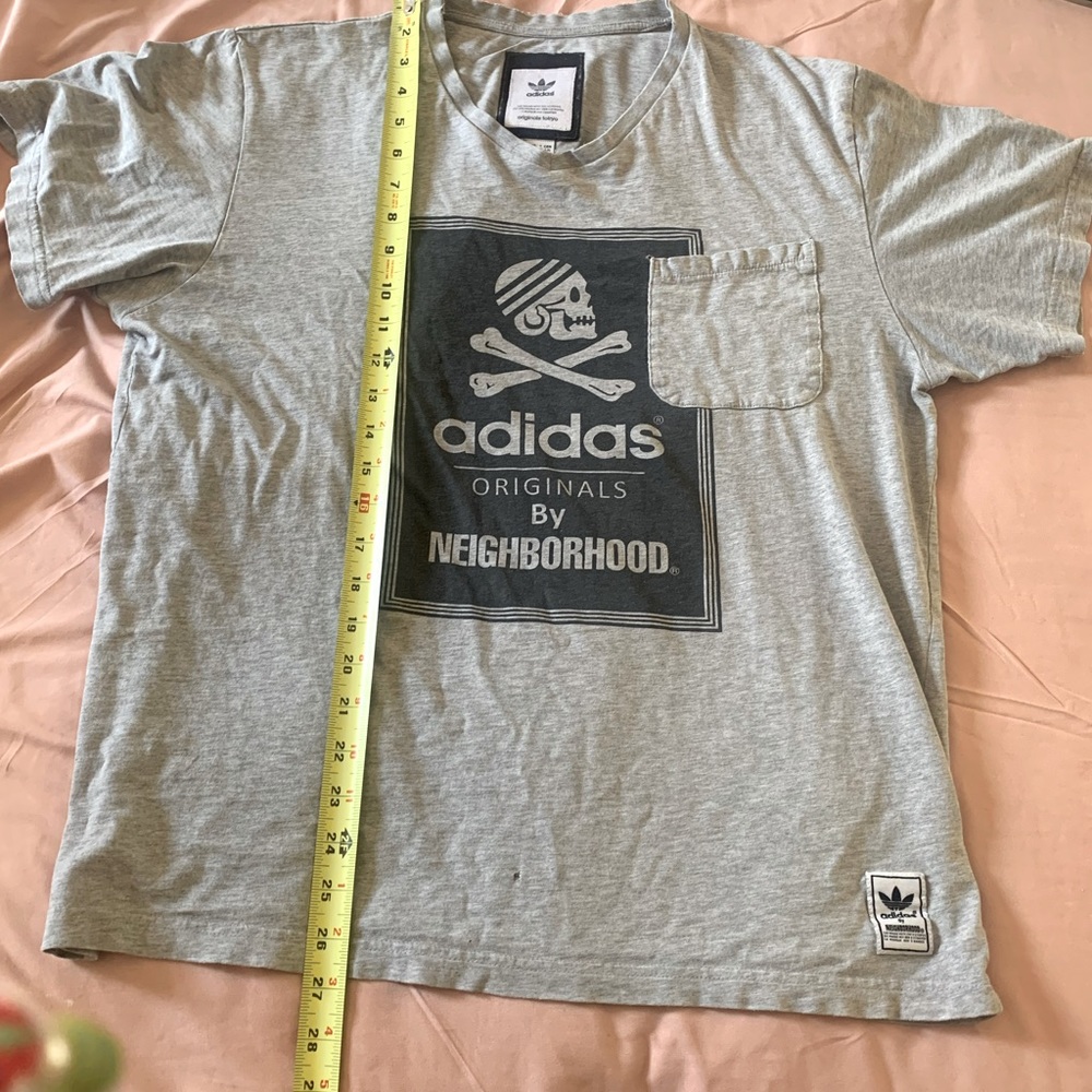 ADIDAS X NEIGHBORHOOD GRAPHIC V NECK men’s TEE
Men’s MEDIUM